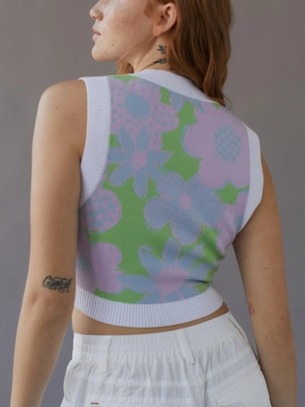 Urban Outfitters Randi pastel floral V-neck cropped knit vest top - Picture 9 of 13